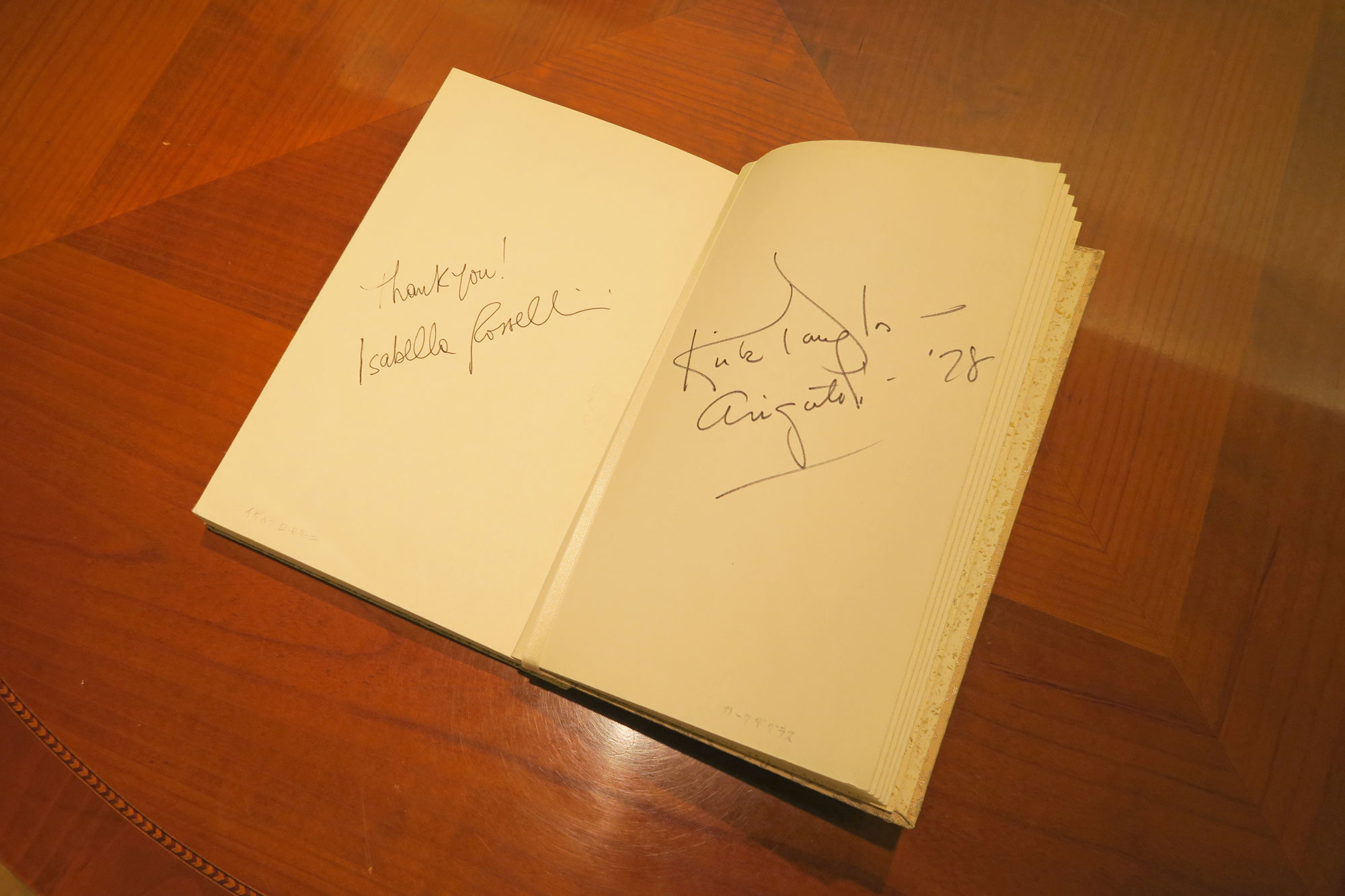 左：イザベラ・ロッセリーニのサイン 右：カーク・ダグラスのサイン
