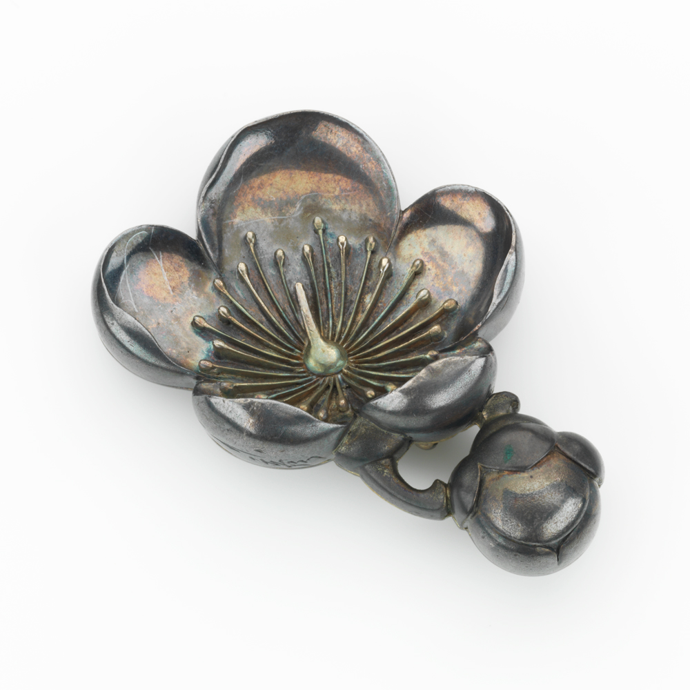 鈴木美彦作梅の帯留め（大正から昭和初期）/ A plum blossom sash clip made by Yoshihiko Suzuki, a Japanese chaser (around 1920 - 1930)